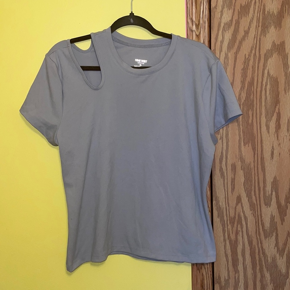 Nine West shoulder cutout active top.